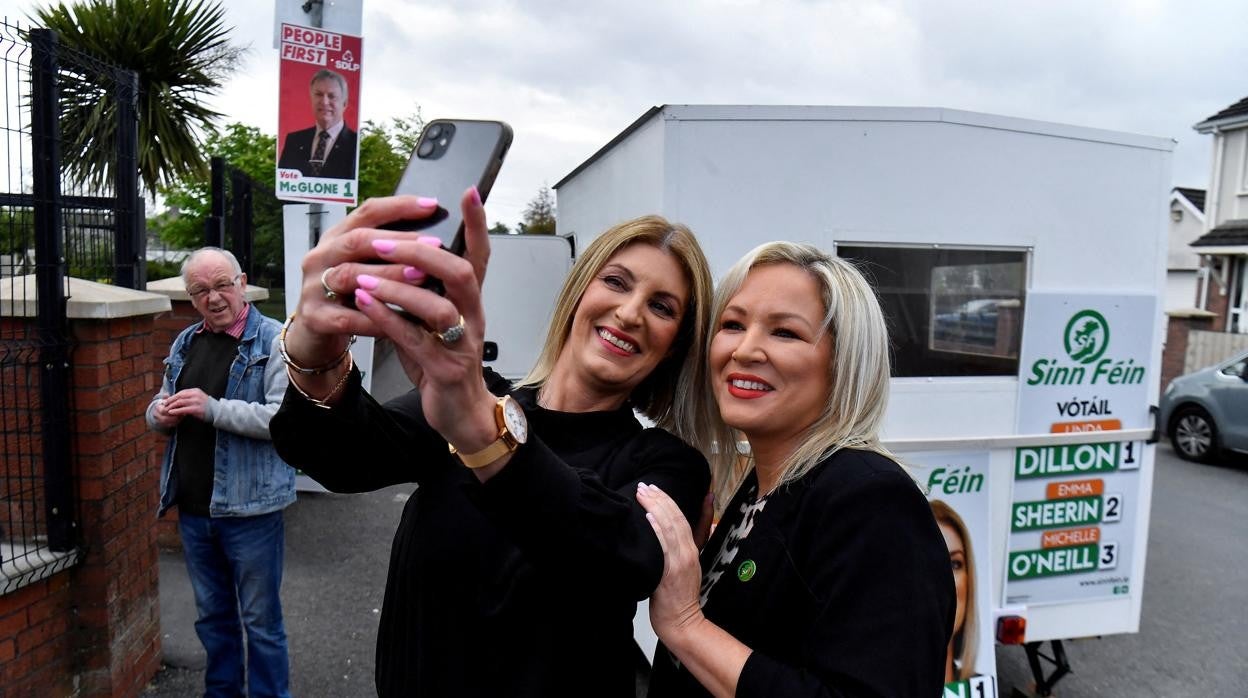 La líder del Sinn Féin, Michelle O’Neill (derecha), con una candidata