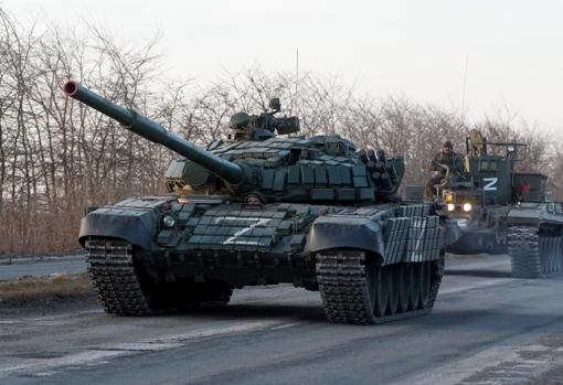 Tanques prorrusos el pasado mes de marzo cerca de la ciudad de Mariúpol