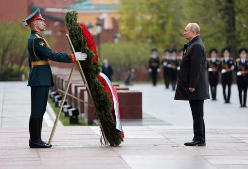 Putin participa en una ceremonia de colocación de una ofrenda floral en la Tumba del Soldado Desconocido el Día de la Victoria