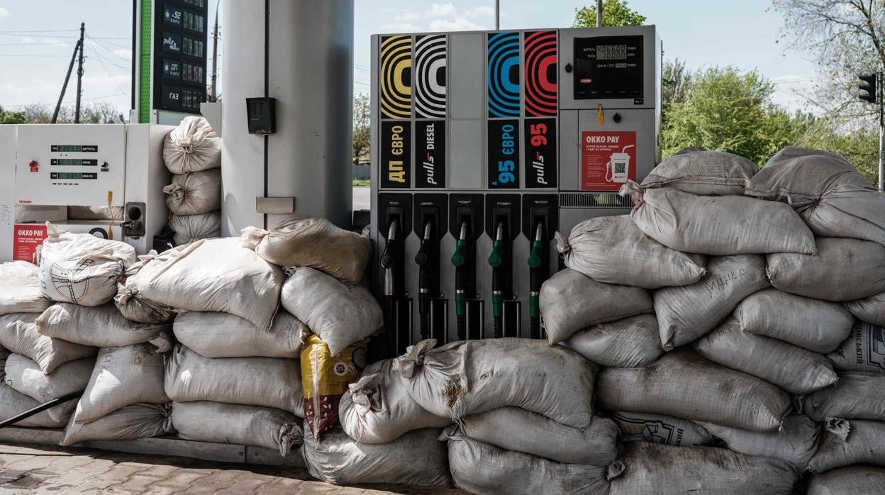 Una montaña de sacos terreros protege una gasolinera del Donbass