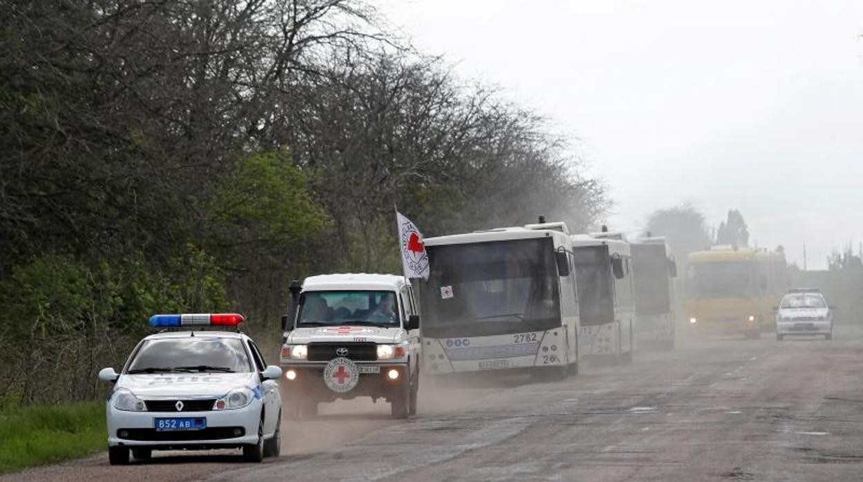 Un convoy de la Cruz Roja lleva refugiados ucranianos de Mariúpol