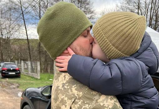 Andrey Basiuk con su hijo