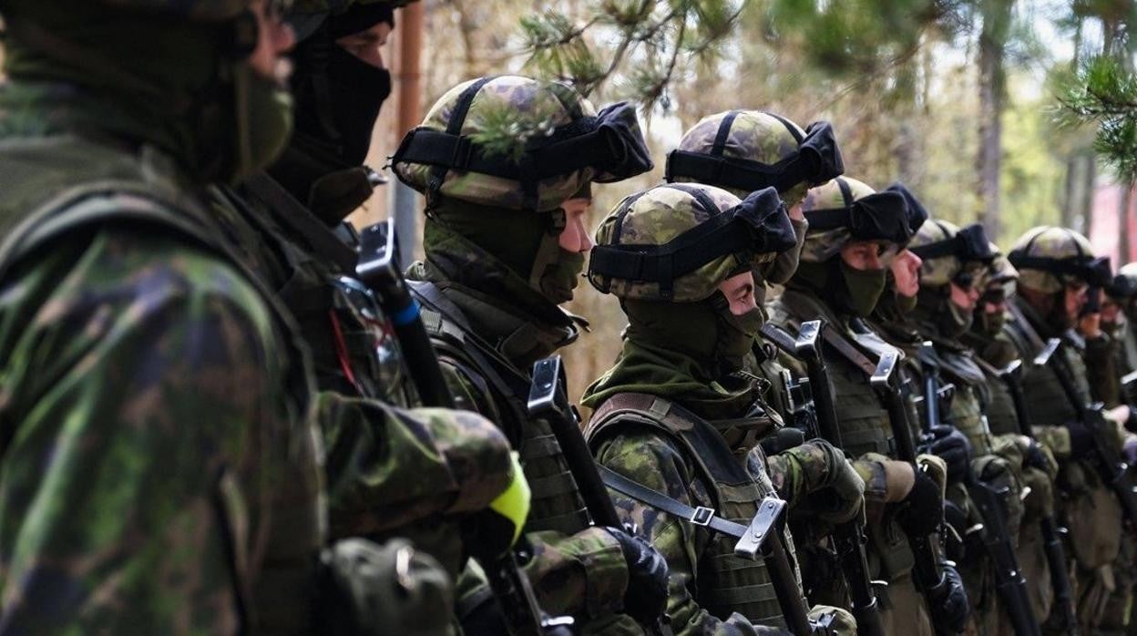 Miembros de la Asociación Finlandesa de Entrenamiento para la Defensa Nacional, durante un entrenamiento.