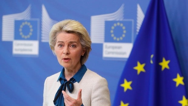 Von der Leyen lanza un plan de 300.000 millones para acabar con la dependencia de Rusia