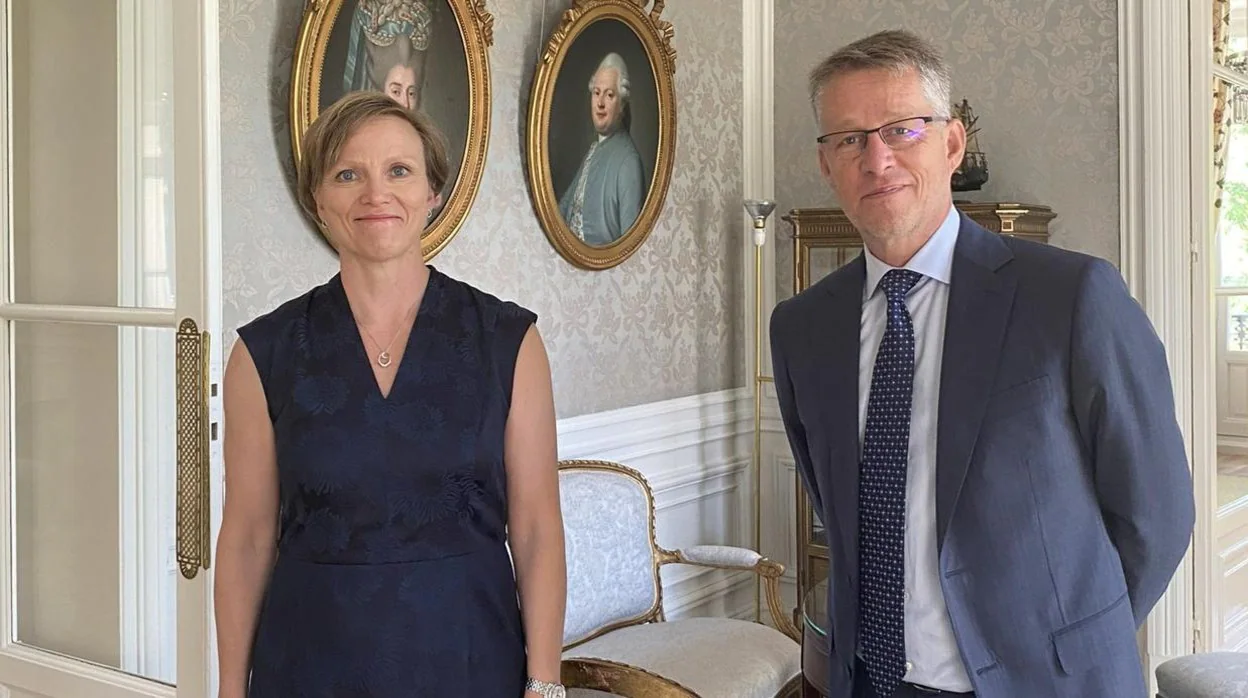 Los embajadores de Finlandia y Suecia, Sari Rautio y Teppo Tauriainen, en la embajada sueca este miércoles