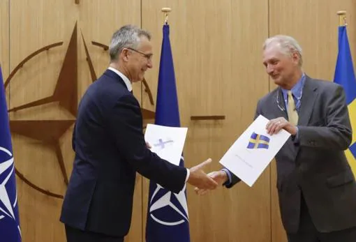 Los dos diplomáticos se saludan en la sede de la OTAN