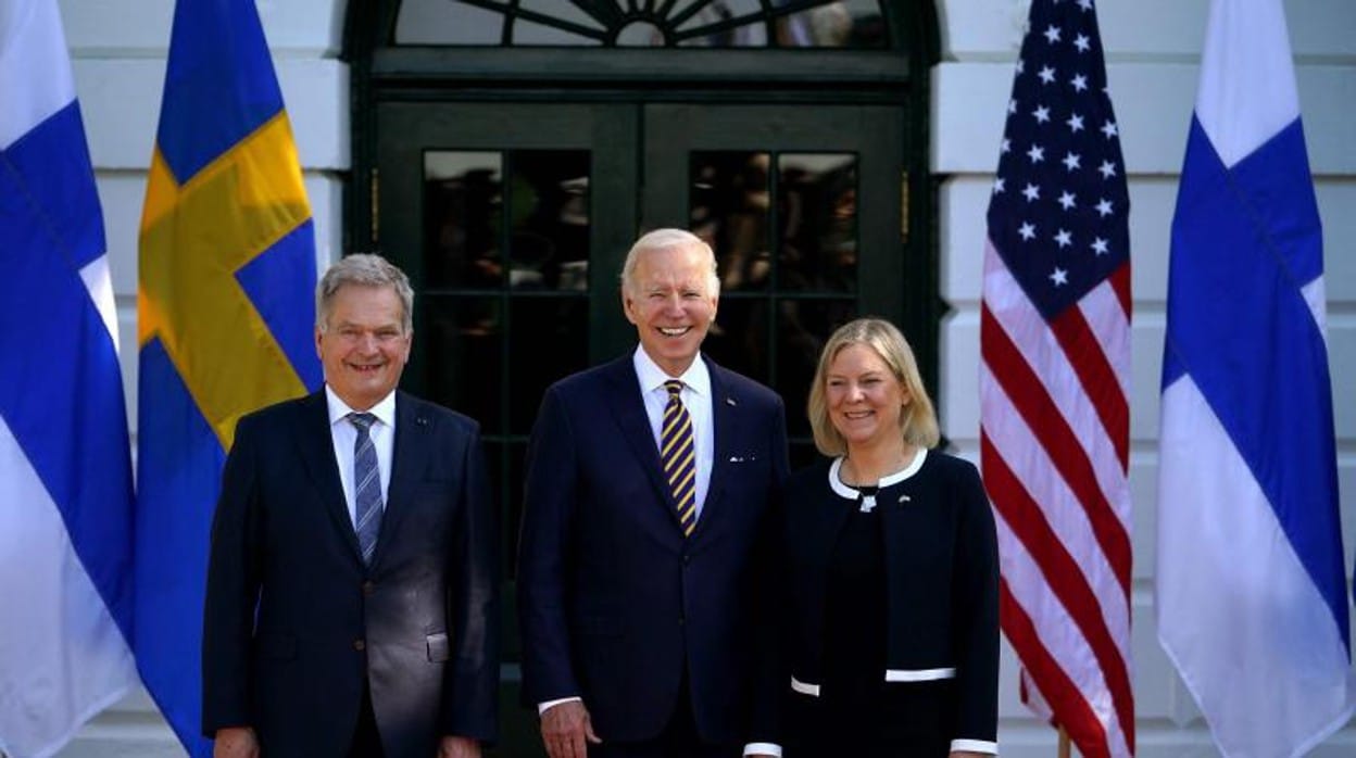 De izquierda a derecha: el presidente de Finlandia, Joe Biden y Magdalena Andersson, primera ministra sueca