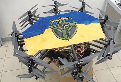 La unidad del ejército ucraniano Aerorozvidka adapta drones comerciales como los chinos DJI. Además han fabricado otro propio llamado R-18
