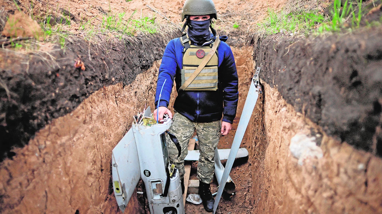 Un militar ucraniano muestra un dron ruso Orlan-10 que ha sido derribado en el frente de Zaporizhzhia. Este aparato se utiliza para recopilar imágenes