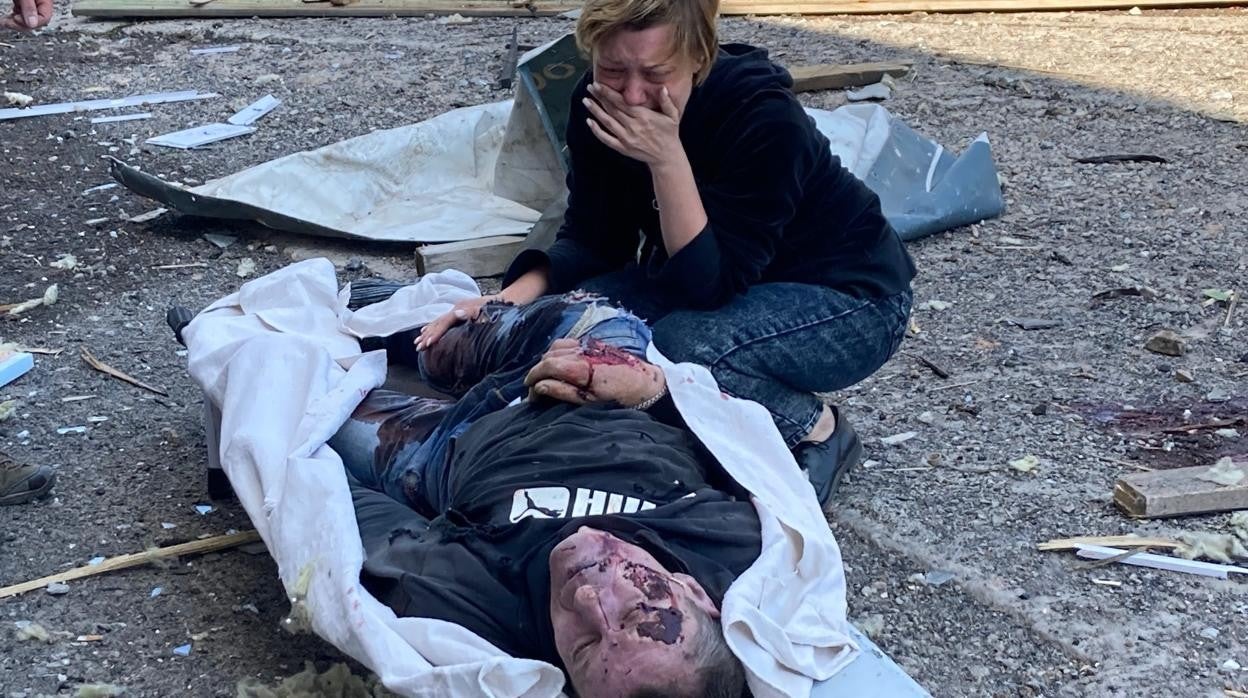 Una mujer contempla a su marido muerto tras un ataque ruso
