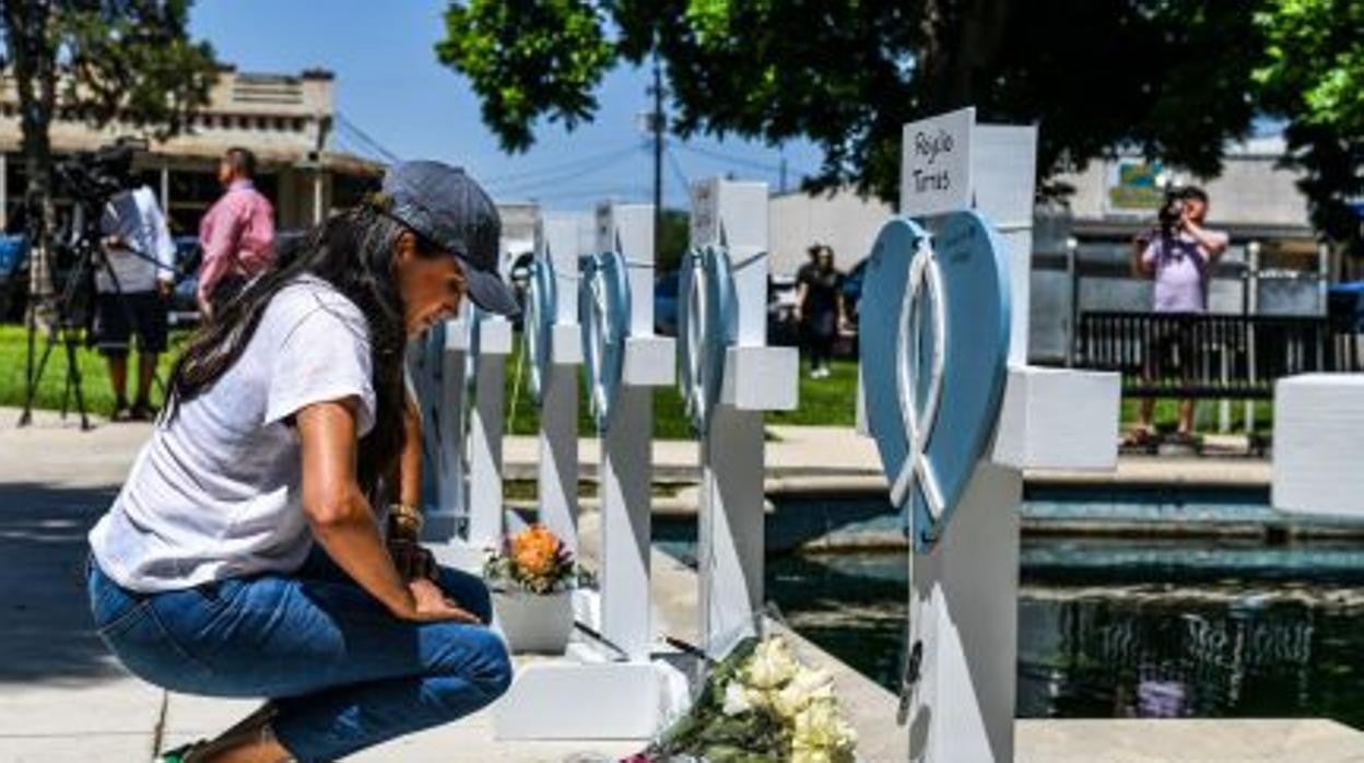 Meghan Markle deposita flores en la cruz de uno de los niños fallecidos en la masacre de Texas.