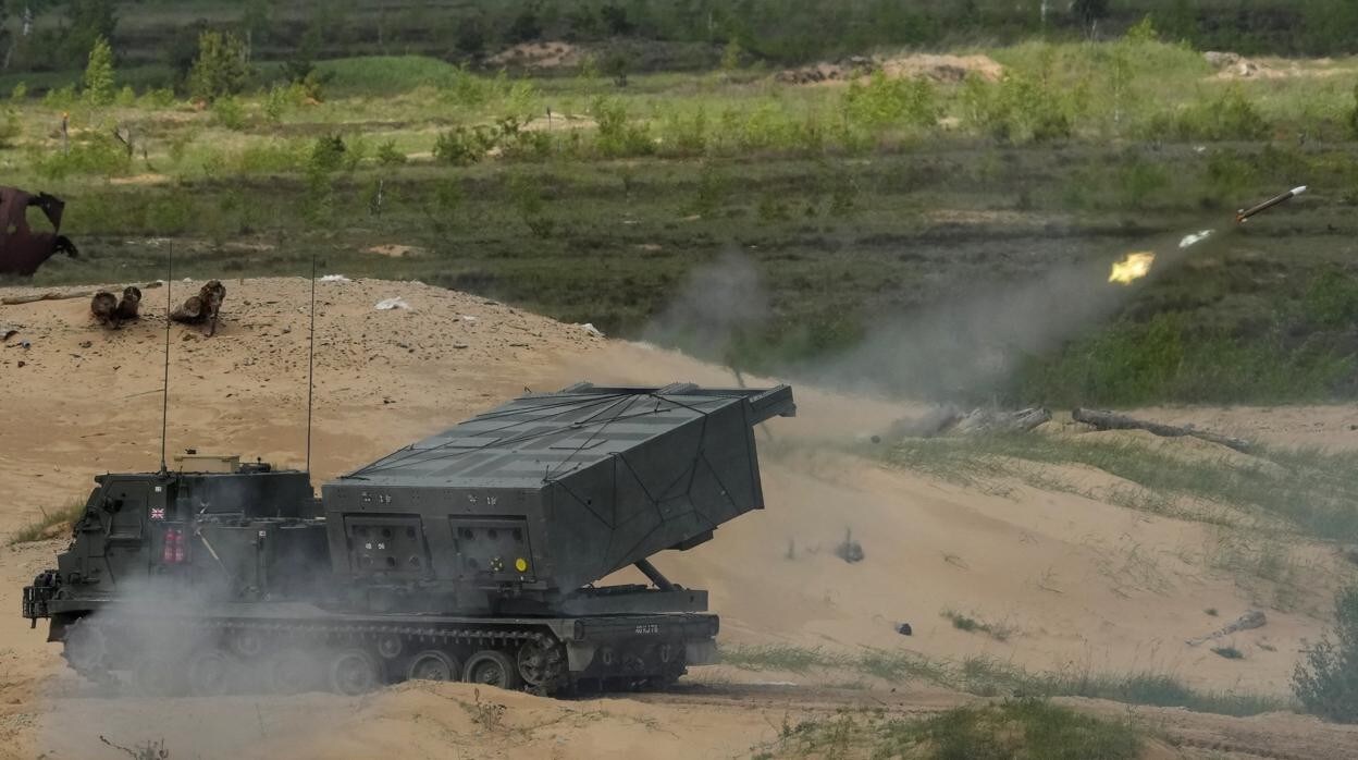 El Ejército británico utiliza un sistema MLRS como el que va a recibir Ucrania de EE.UU.