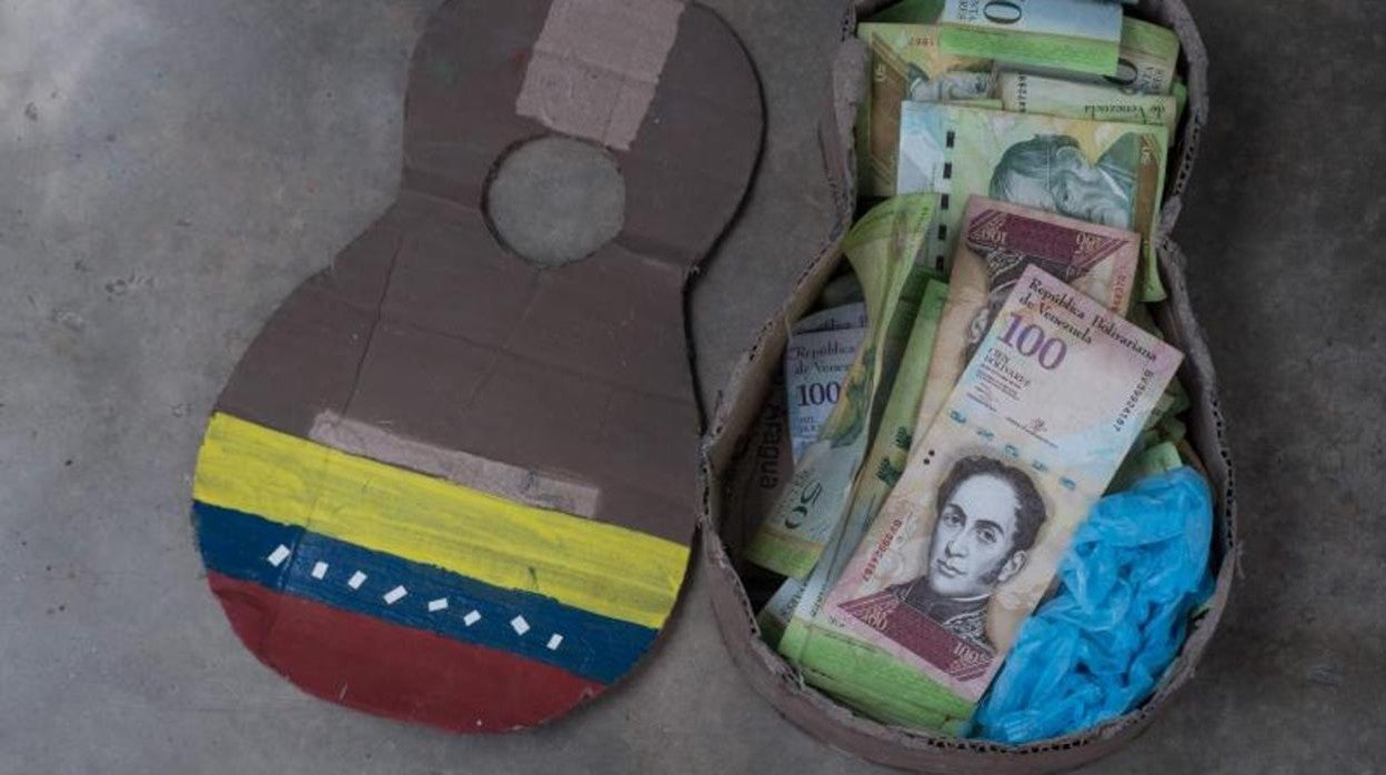 Una guitarra de cartón, empleada para almacenar los billetes de bolívares no utilizados en el estado de Zulia