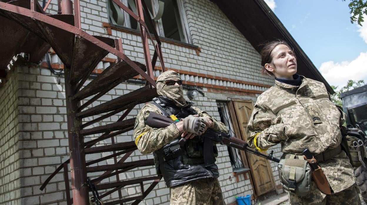 Militares ucranianos en Járkov