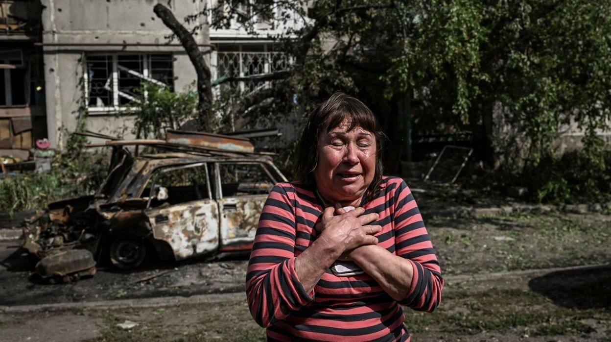 Una mujer llora tras la destrucción de su casa en Sloviansk, una ciudad del Donbass