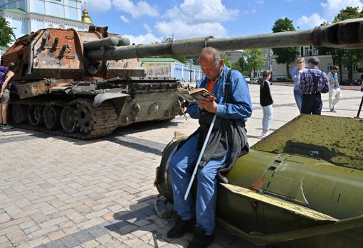 Leer entre tanques en el centro de Kiev