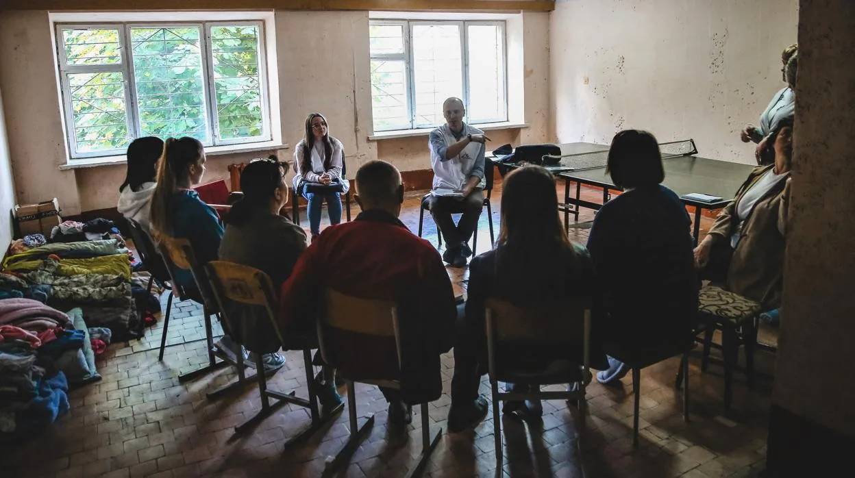 Desplazados internos del este de Ucrania asisten a una sesión de psicoeducación