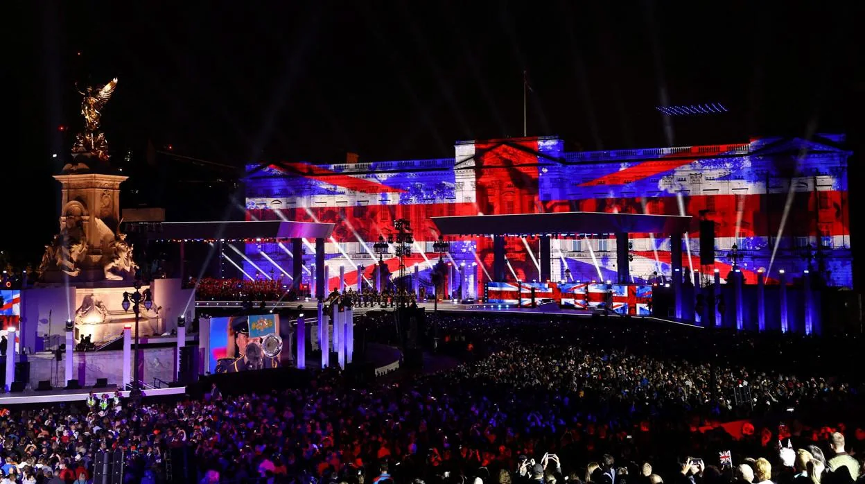 El palacio de Buckingham iluminado con los colores de la bandera británica durante el concierto por el Jubileo de Platino de la Reina Isabel II de Inglaterra
