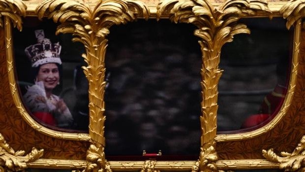 La Reina Isabel participa (en forma de holograma) en la cabalgata que ha cerrado el Jubileo de Platino