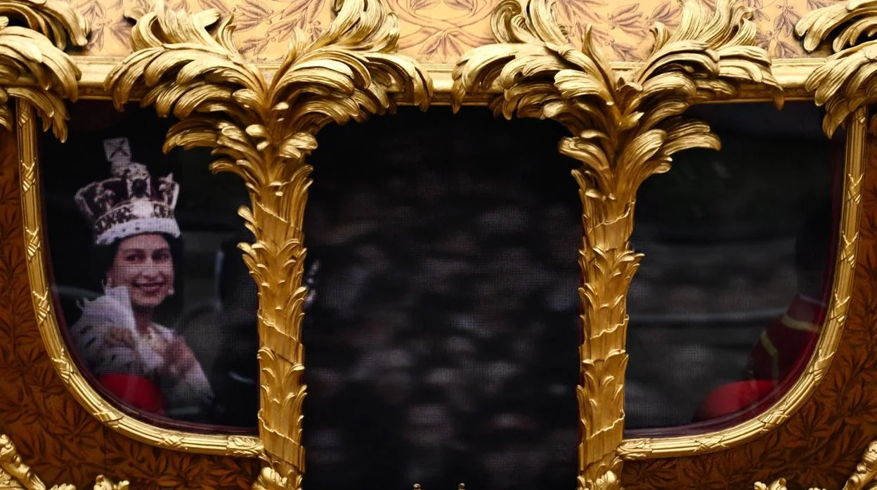 La Reina Isabel participa (en forma de holograma) en la cabalgata que ha cerrado el Jubileo de Platino