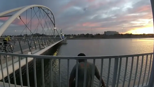 «No voy a saltar detrás de ti»: unos policías ven ahogarse a un hombre en un lago y no hacen nada para salvarlo