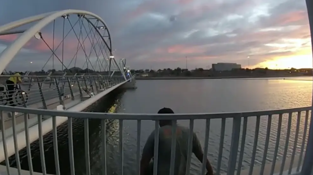 «No voy a saltar detrás de ti»: unos policías ven ahogarse a un hombre en un lago y no hacen nada para salvarlo