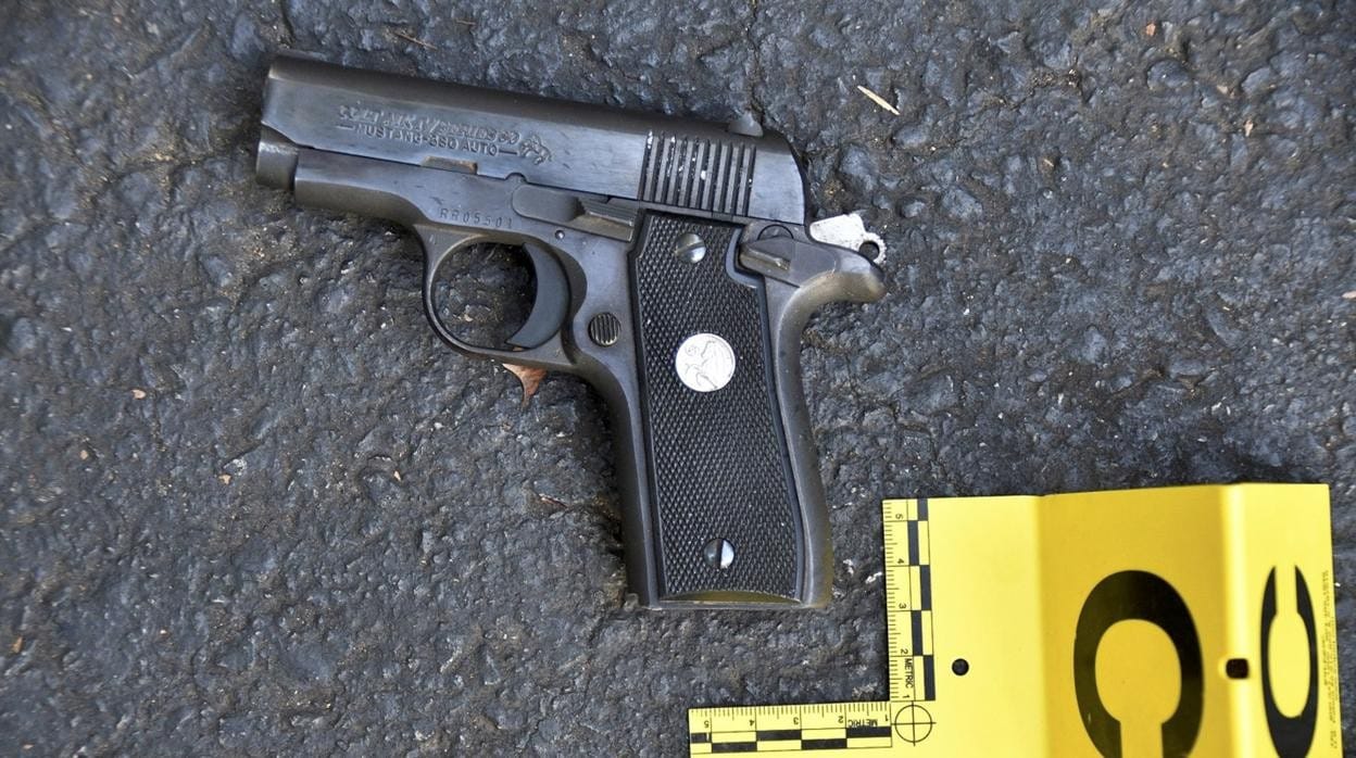 Imagen de una pistola durante la investigación de otro crimen en EE.UU