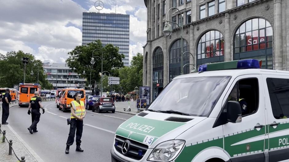 La policía y los servicios de emergencias asisten a las víctimas del atropello múltiple en Berlín