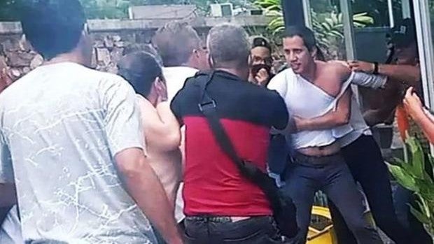 Un grupo de radicales chavistas agreden a Guaidó en su gira por Venezuela
