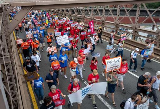 Pancartas de los manifestantes, a su paso por uno de los puentes de Nueva York