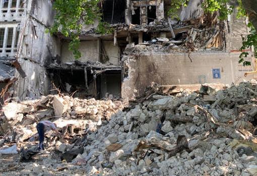 Una bomba derrumbó una parte completa de un bloque de pisos