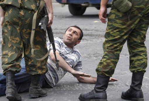 Soldados rusos detienen a un hombre en un puesto de control en la ciudad georgiana de Gori, cerca de Osetia del Sur, en agosto de 2008