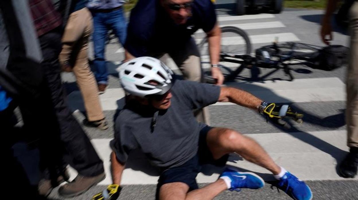 Joe Biden en el suelo tras caerse de la bici