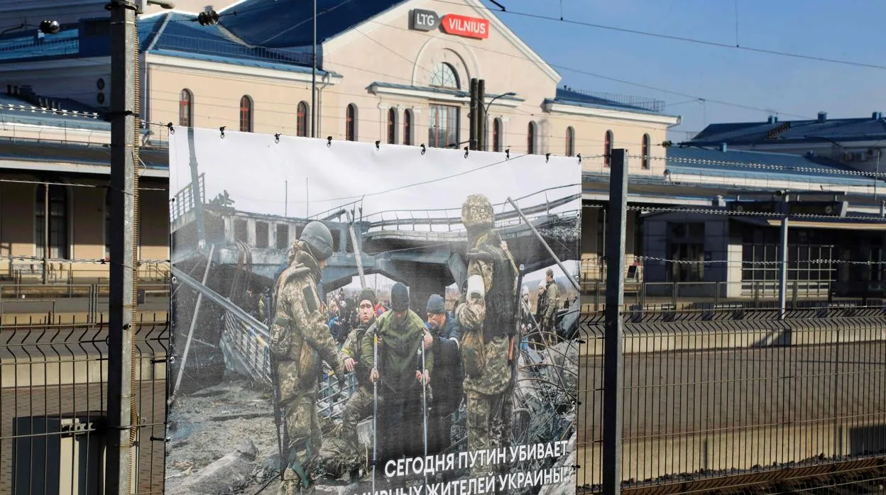 Cártel sobre la guerra en Ucrania colocado en el exterior de la estación ferroviaria de Vilna que conecta trenes entre Moscú y Kaliningrado