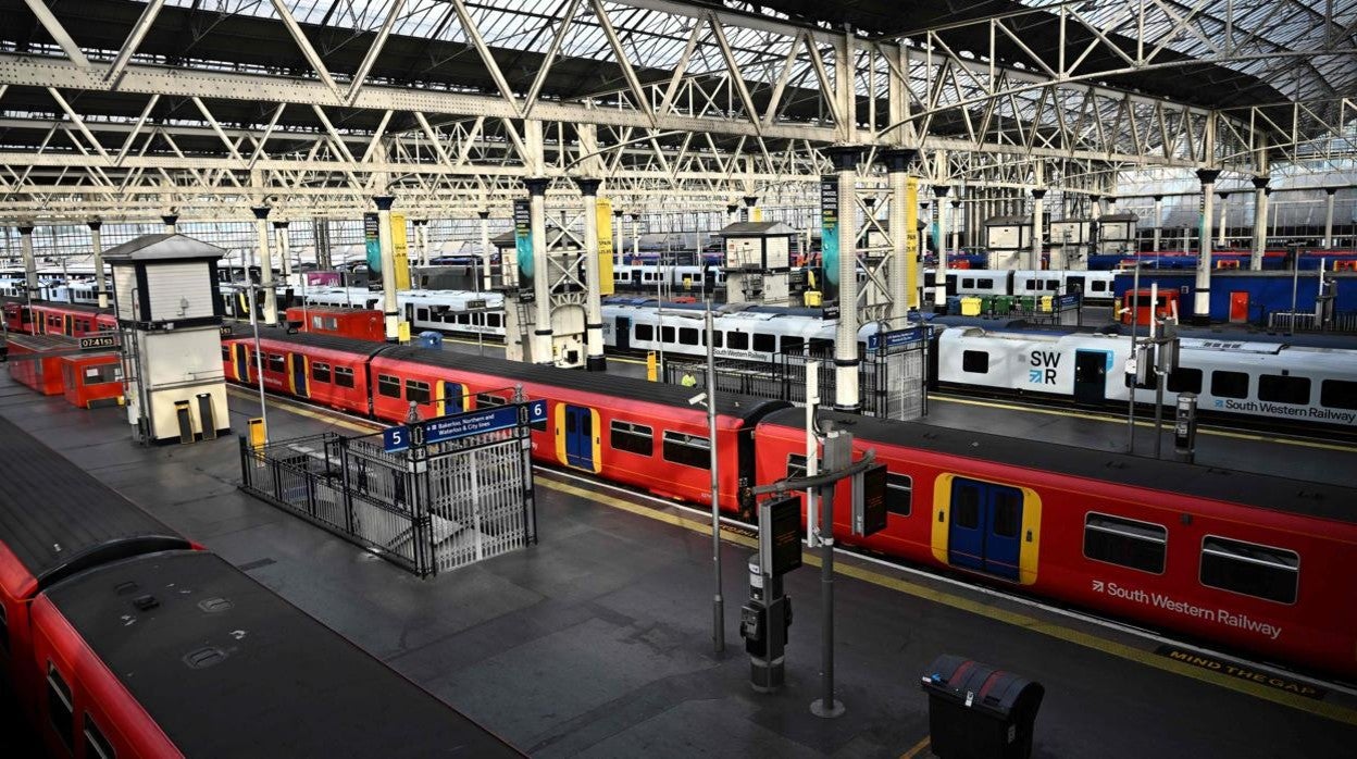 Andenes vacíos en la estación de Waterloo en Londres este martes