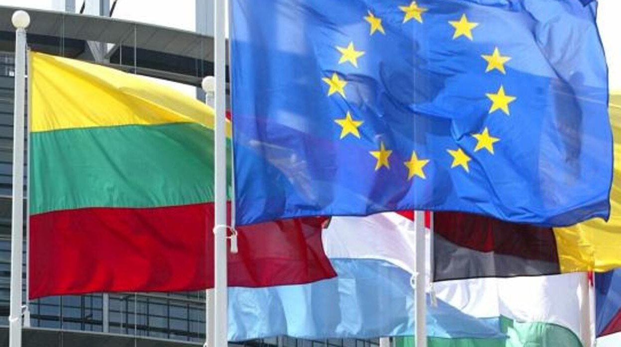 La bandera de la UE ondea, junto a la de los países miembros en la sede del Parlamento