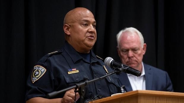 Suspenden al jefe de Policía del distrito escolar de Uvalde por su respuesta al tiroteo