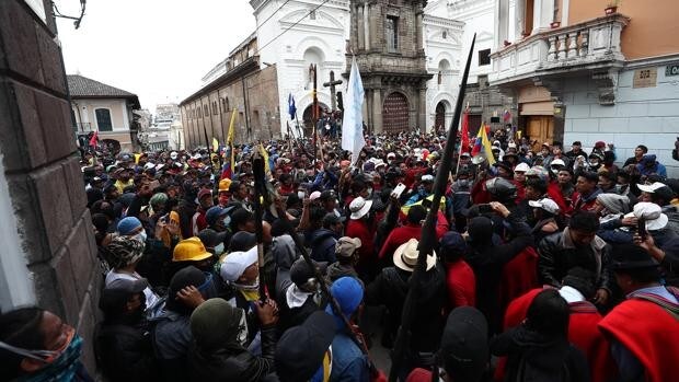 La escalada de violencia en las protestas en Ecuador deja dos muertos, heridos y daños materiales