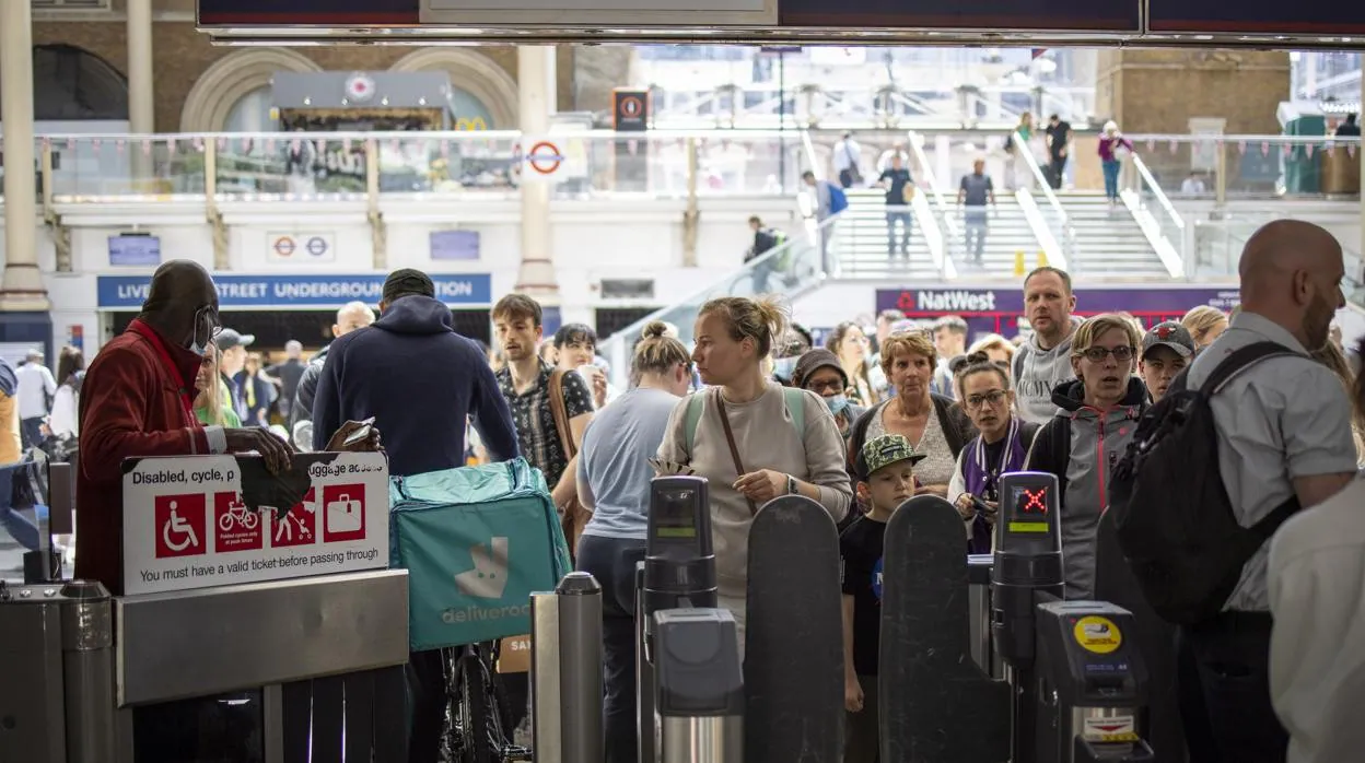 Usuarios del tren de Londres afrontan los primeros días de paro.