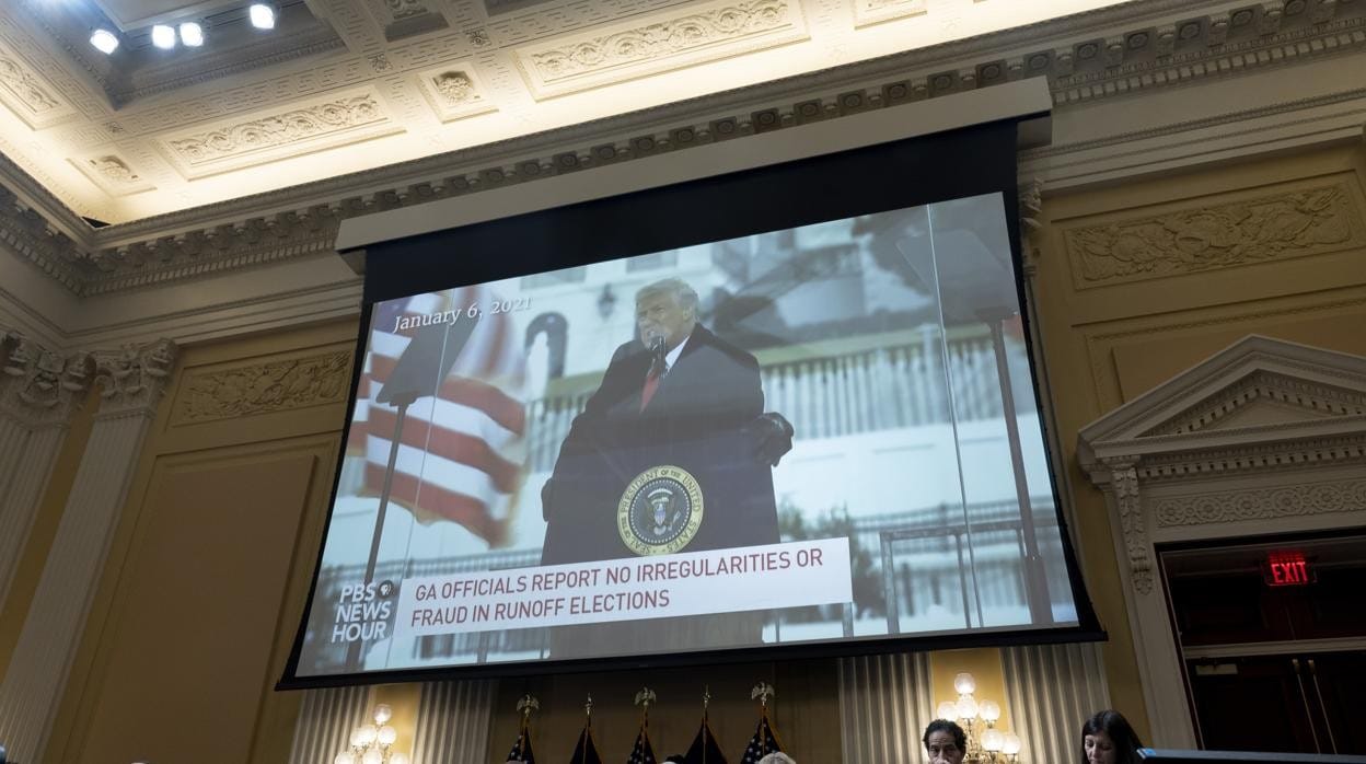 Un monitor muestra a el expresidente, Donald Trump, durante la sesión de este jueves de la investigación de la Cámara de Representantes del asalto al Capitolio el 6 de enero de 2021
