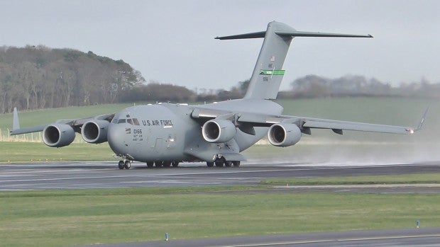 Así es el avión que transporta a 'La Bestia' y al resto de vehículos de la comitiva de Biden en Madrid