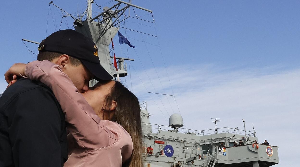 Un marino español se besa con su novia tras la llegada del Cantabria a Ferrol. Este buque ha participado en una de la OTAN por el Mediterráneo