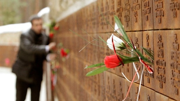 Rusia retira la bandera polaca de Katyn