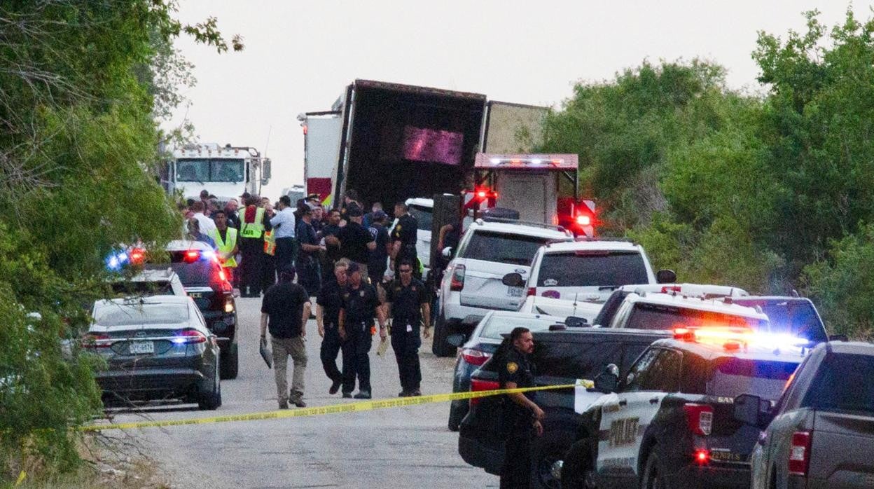 Las fuerzas de seguridad registran el camión en el que se han encontrado los cadáveres