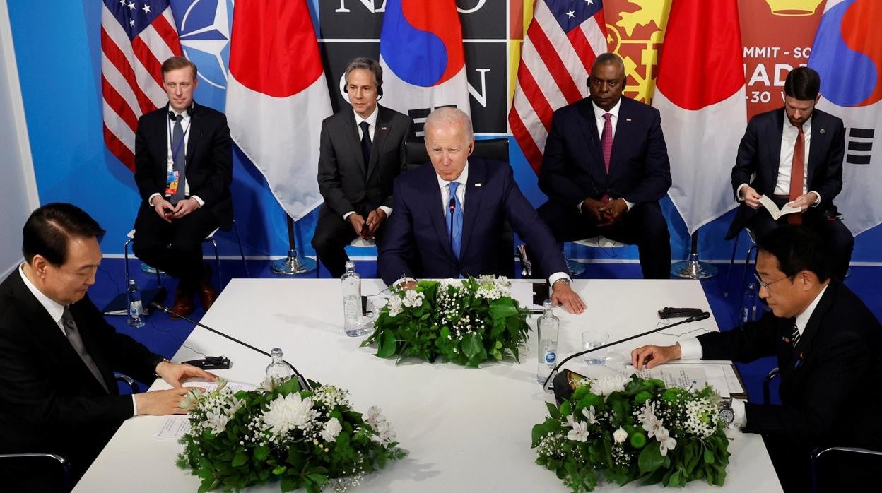 Biden se reúne en Madrid con el presidente de Corea del Sur y el primer ministro de Japón