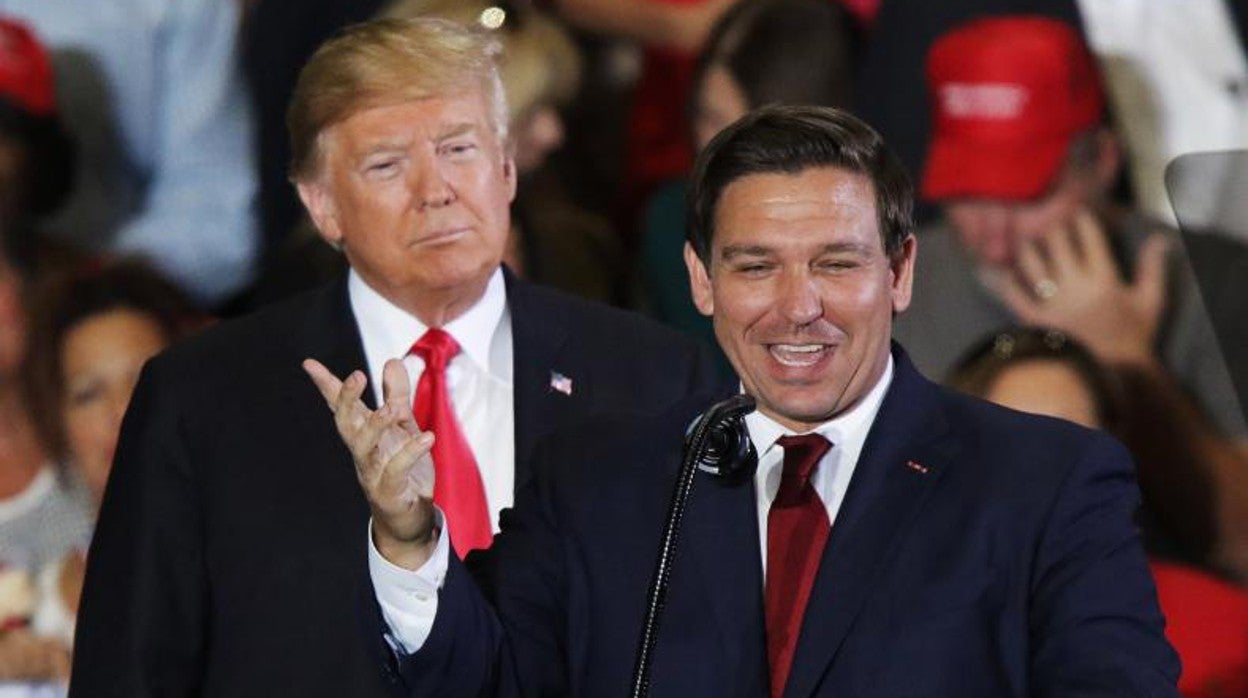 DeSantis, gobernador de Florida, junto a Trump en un mitin en Pensacola
