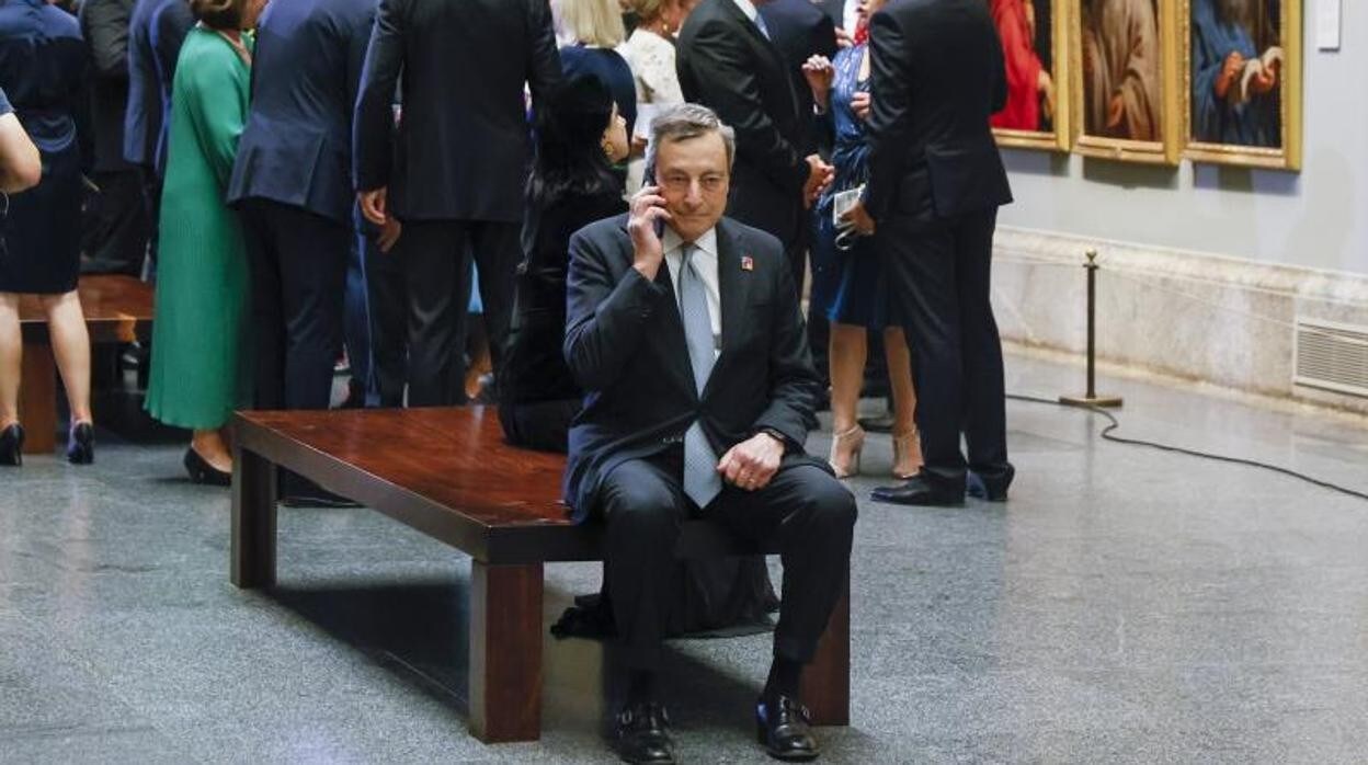 El primer ministro habla por telefono en El Prado, ajeno a la visita al museo