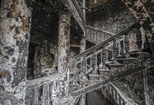 Foto tomada durante una visita a MariÚpol organizada por los militares rusos, después de tomar la ciudad, muestra la destrucción en el interior del destruido Teatro Dramático de MariÚpol