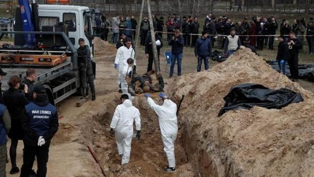 Hallan en Mariúpol una nueva fosa común con más de cien cadáveres