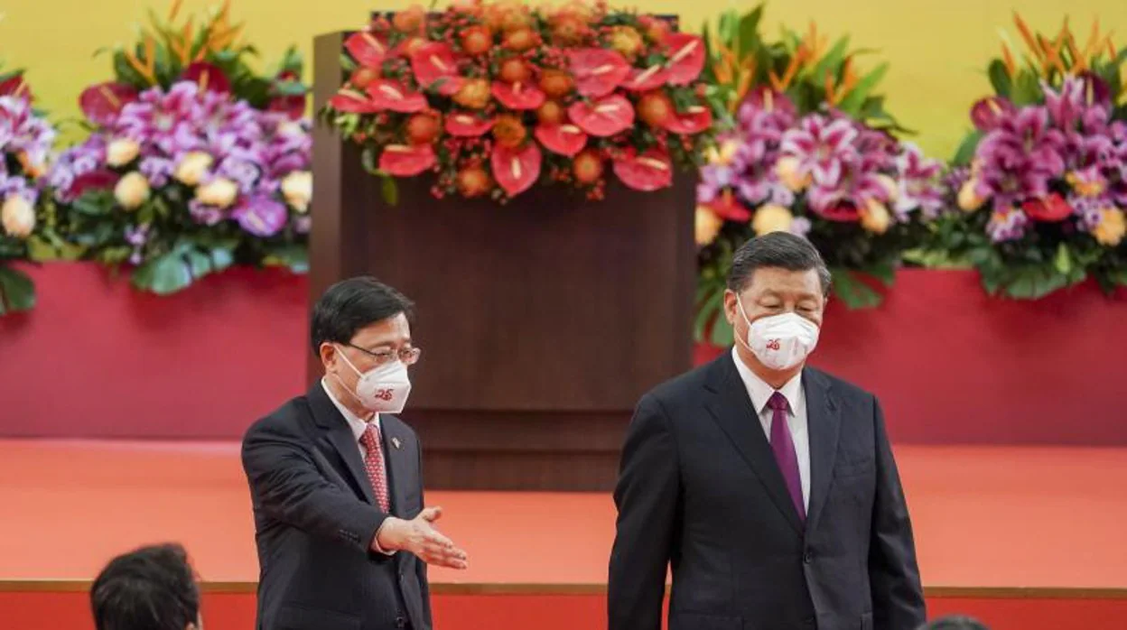 El nuevo Jefe Ejecutivo de Hong Kong, John Lee (L) y el presidente chino, Xi Jinping (R), en la Ceremonia Inaugural del Sexto Gobierno de la Región Administrativa Especial de Hong Kong en el Centro de Convenciones y Exposiciones de Hong Kong en Hong Kong, China